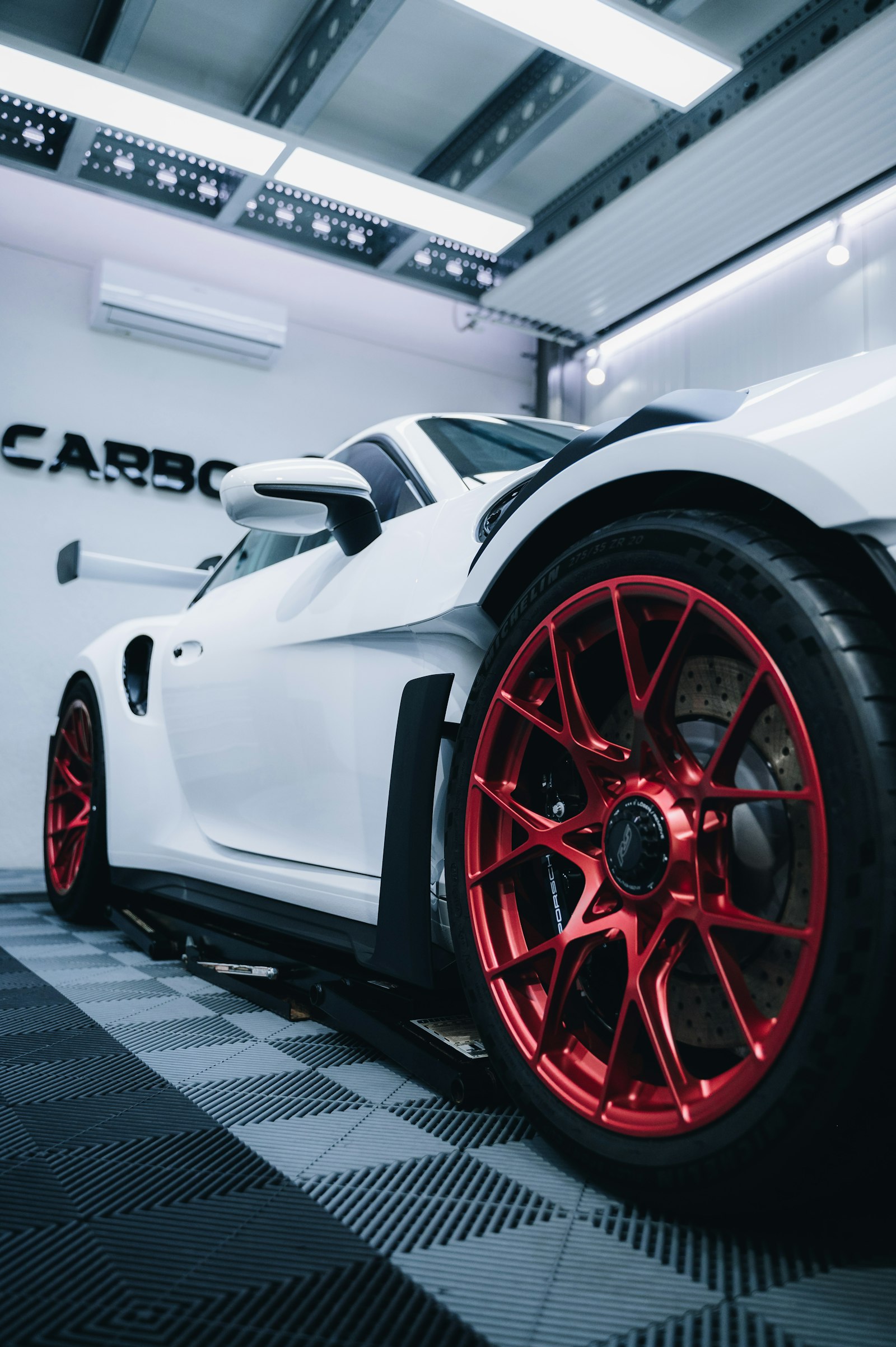 Deportivo en estudio de detailing